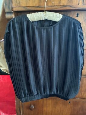 Rachel Zoe Black Pleated Cap Sleeve Blouse w/ Banded Elastic Hem S - never worn